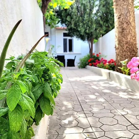 Daire Modern House With Courtyard Nearby The Old Town *